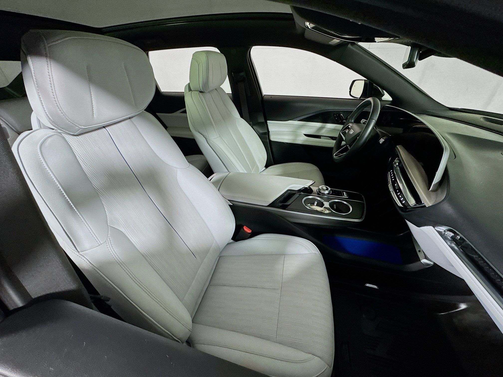 Used 2024 Cadillac Lyriq Luxury w/ LPO, Floor Liner Package AWD/4WD image 28