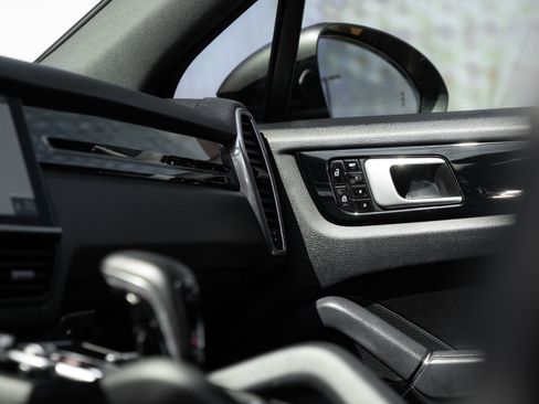 Used 2020 Porsche Cayenne image 17