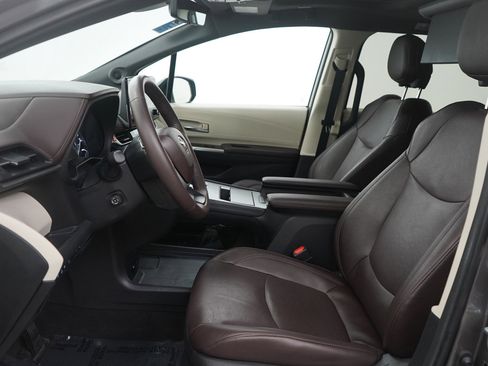 Used 2024 Toyota Sienna Platinum image 16