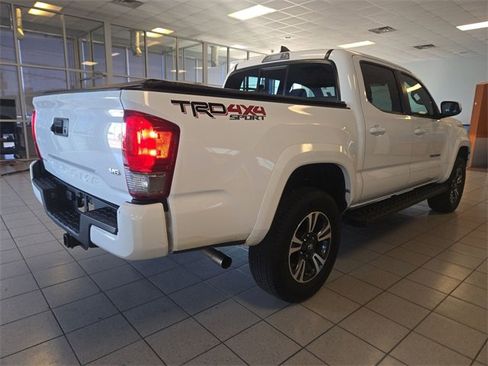 Used 2016 Toyota Tacoma TRD Sport image 8