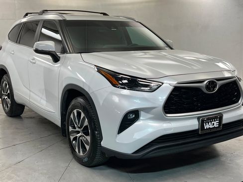 Used 2023 Toyota Highlander XLE AWD/4WD image 8