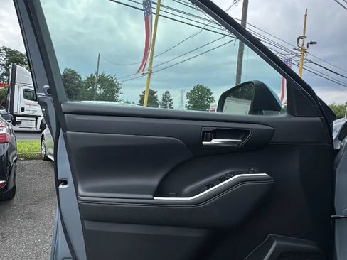 Used 2021 Toyota Highlander XLE AWD/4WD image 9