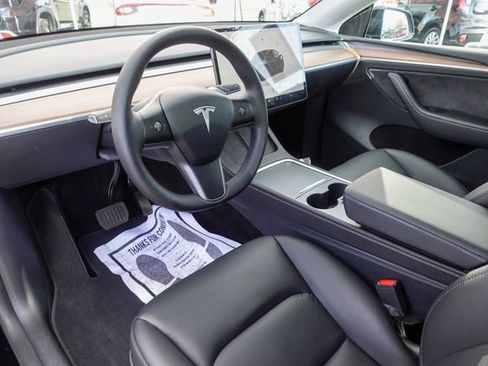 Used 2025 Tesla Model Y Long Range image 11