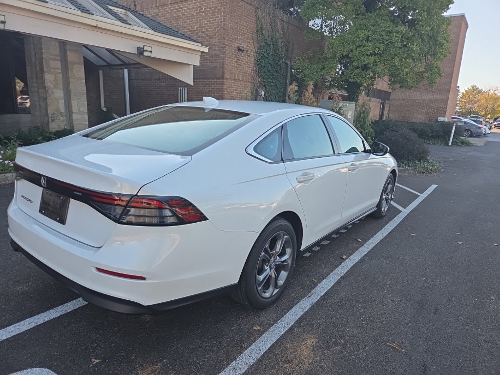 Used 2023 Honda Accord EX image 9