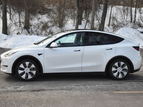 Used 2021 Tesla Model Y 2WD image 3