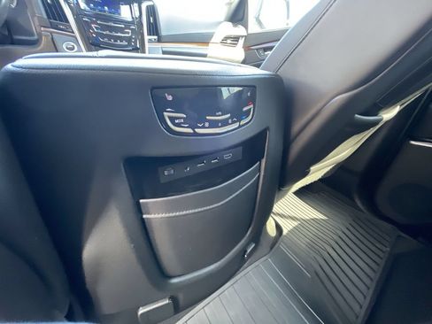 Used 2020 Cadillac Escalade ESV Luxury AWD/4WD image 21