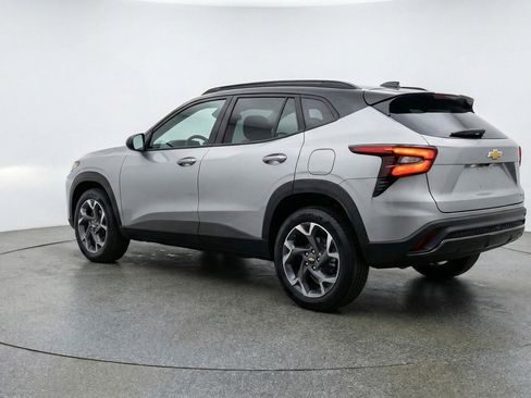 Used 2025 Chevrolet Trax LT w/ LT Convenience Package image 6