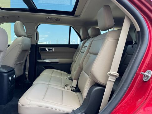 Used 2022 Ford Explorer XLT w/ Equipment Group 202A AWD/4WD image 31