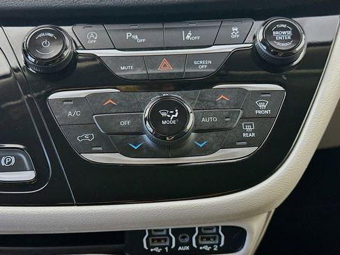 Used 2023 Chrysler Pacifica Touring-L FWD image 18