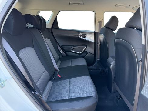 Used 2025 Kia Soul LX w/ LX Technology Package FWD image 19