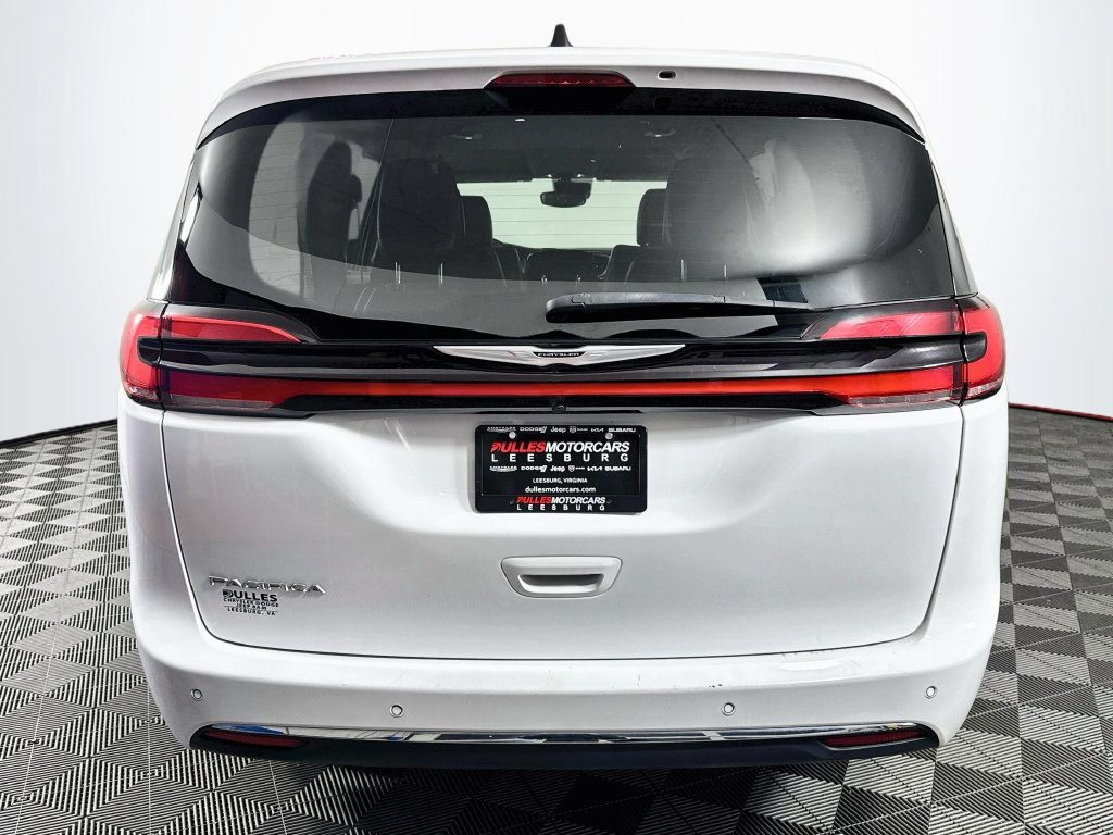 Used 2024 Chrysler Pacifica Touring-L FWD image 6
