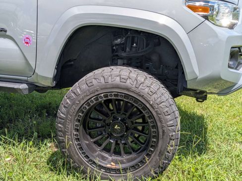 Used 2021 Toyota Tacoma TRD Sport w/ Technology Package AWD/4WD image 12