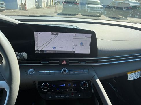Used 2025 Hyundai Elantra SEL FWD image 17
