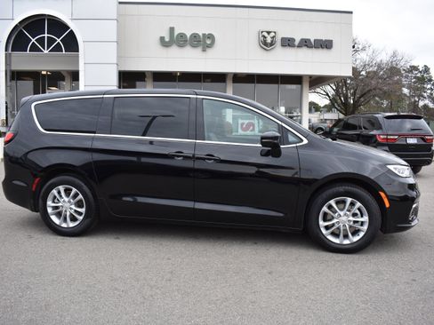 New 2026 Chrysler Pacifica Select image 10