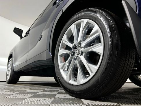Certified 2025 Toyota Highlander Limited image 31