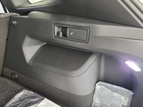 New 2025 Volkswagen Tiguan SE R-Line image 34