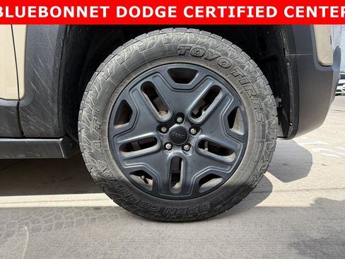 Used 2017 Jeep Renegade Trailhawk AWD/4WD image 10