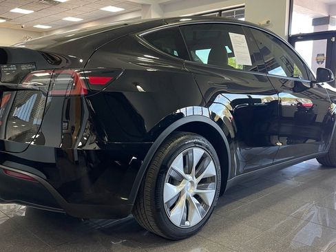 Used 2023 Tesla Model Y 2WD image 5