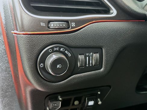 Used 2021 Jeep Cherokee Trailhawk image 10