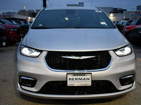 New 2026 Chrysler Pacifica Select image 3