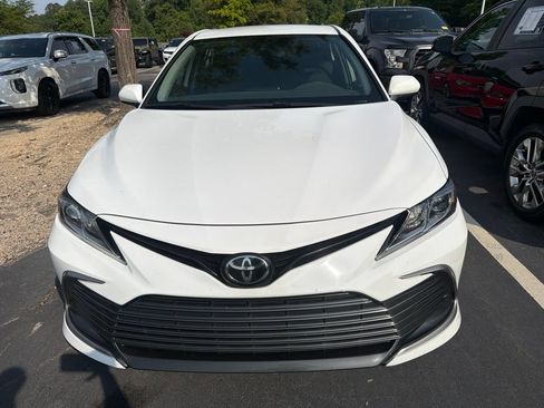 Used 2022 Toyota Camry LE FWD image 3
