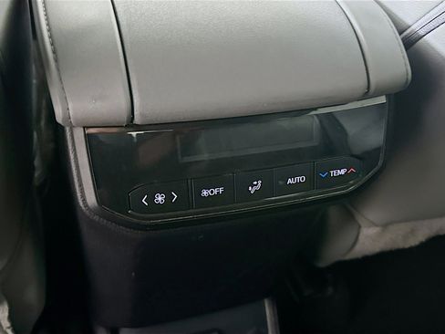 Used 2023 Toyota Highlander XLE image 29