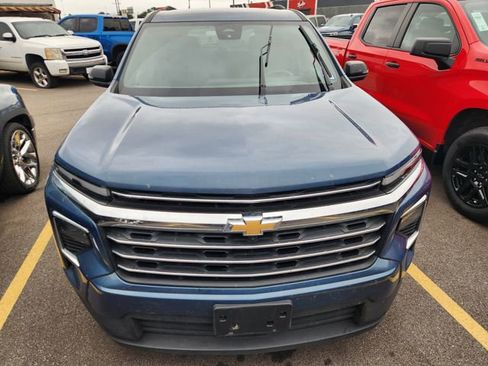 Used 2024 Chevrolet Traverse LT FWD image 2