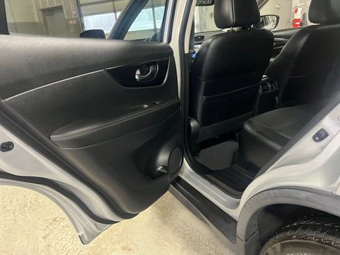 Used 2017 Nissan Rogue SL image 36