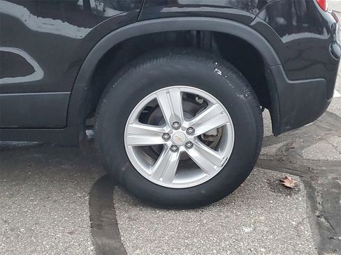 Used 2022 Chevrolet Trax LS w/ Tint and Cruise Package image 29