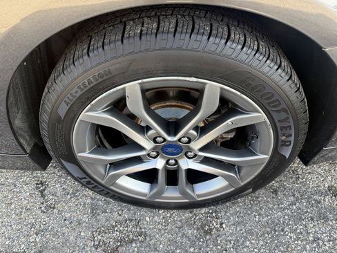 Used 2017 Ford Fusion SE w/ Equipment Group 201A FWD image 9