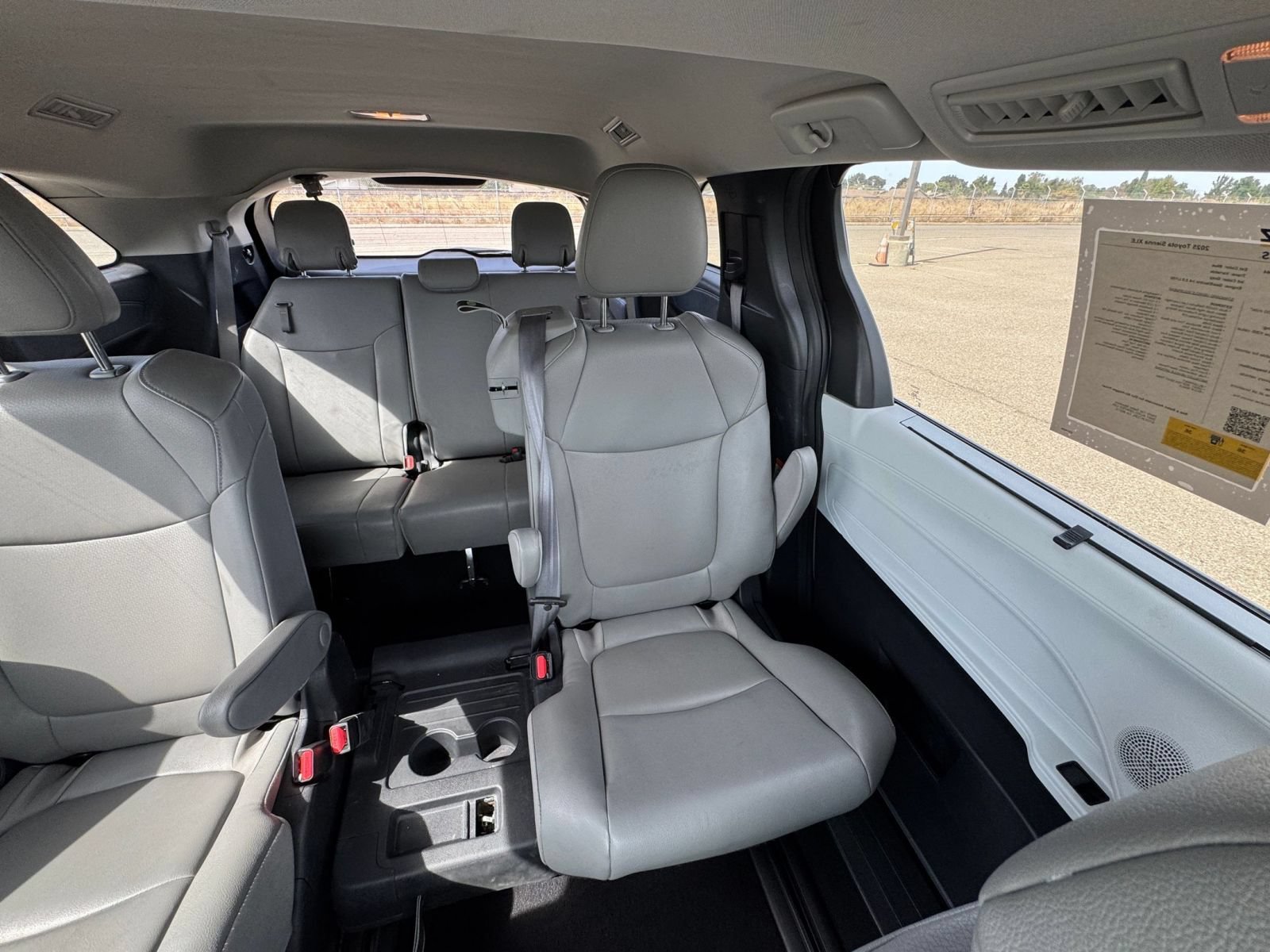 Used 2025 Toyota Sienna XLE FWD image 38