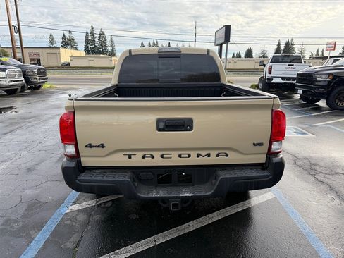 Used 2017 Toyota Tacoma TRD Off-Road w/ Tow Package (A/T) image 7