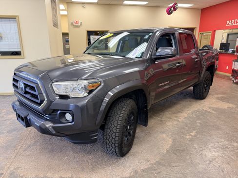 Used 2021 Toyota Tacoma SR5 AWD/4WD image 3