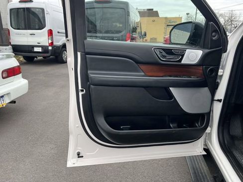 Used 2019 Lincoln Navigator Reserve image 16