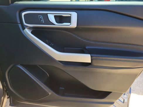 Used 2021 Ford Explorer XLT image 7