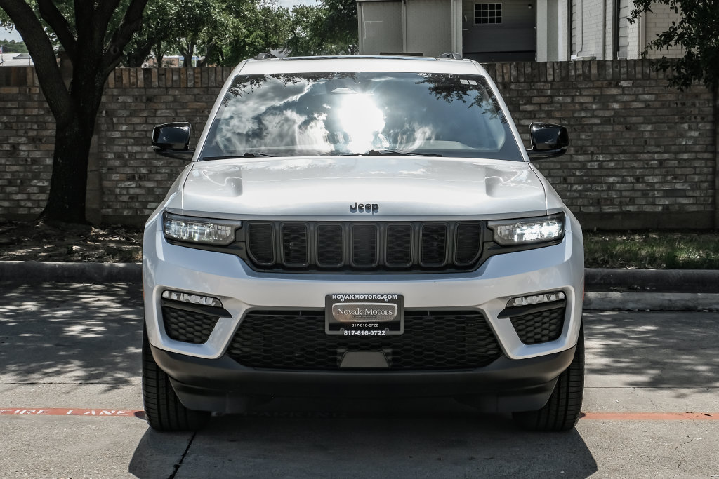 Used 2023 Jeep Grand Cherokee Limited w/ Black Appearance Package AWD/4WD image 10