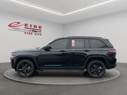 Used 2023 Jeep Grand Cherokee Altitude image 2