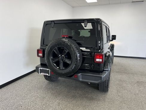 Used 2022 Jeep Wrangler Unlimited Sahara image 6
