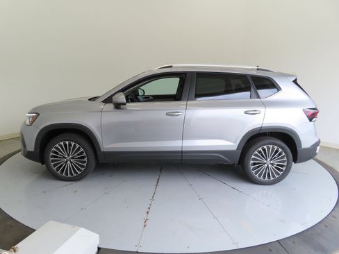New 2026 Volkswagen Taos SE FWD image 7