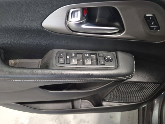 Used 2020 Chrysler Pacifica Touring-L AWD/4WD image 11