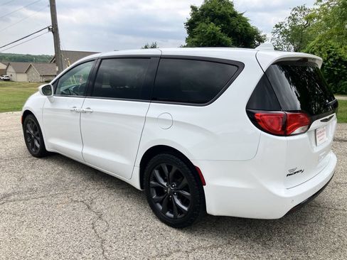 Used 2018 Chrysler Pacifica Touring Plus w/ S Appearance Package FWD image 2