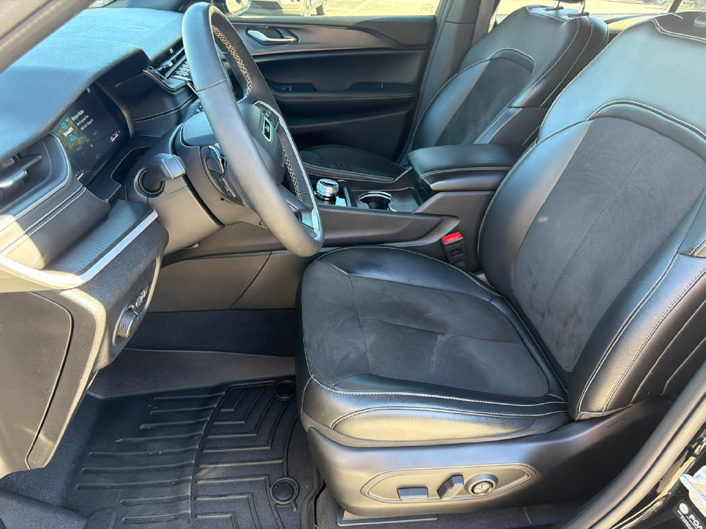 Used 2024 Jeep Grand Cherokee L Altitude AWD/4WD image 9