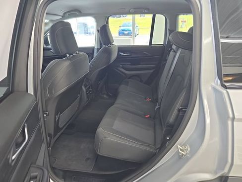 Used 2023 Jeep Grand Cherokee Laredo AWD/4WD image 10