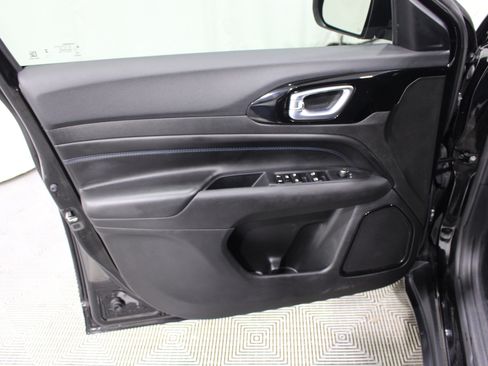 Used 2025 Jeep Compass Latitude w/ Altitude Special Edition AWD/4WD image 6
