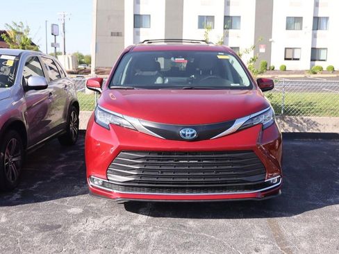 Used 2023 Toyota Sienna XLE w/ XLE Plus Package image 3