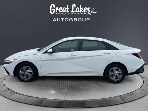 Used 2024 Hyundai Elantra SE FWD image 2