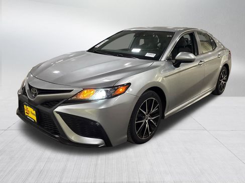 Used 2022 Toyota Camry SE image 3