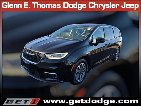 Used 2024 Chrysler Pacifica Select image 3