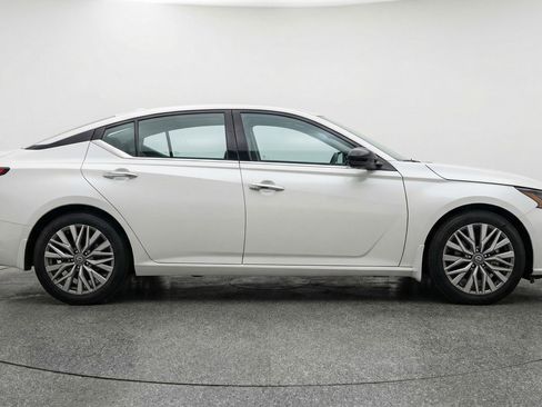 Used 2025 Nissan Altima 2.5 SV FWD image 11