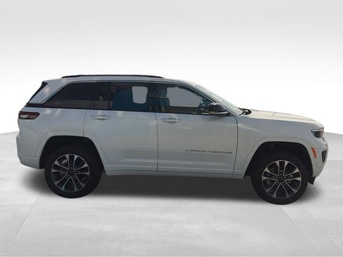 Used 2023 Jeep Grand Cherokee Overland w/ Luxury Tech Group IV AWD/4WD image 15
